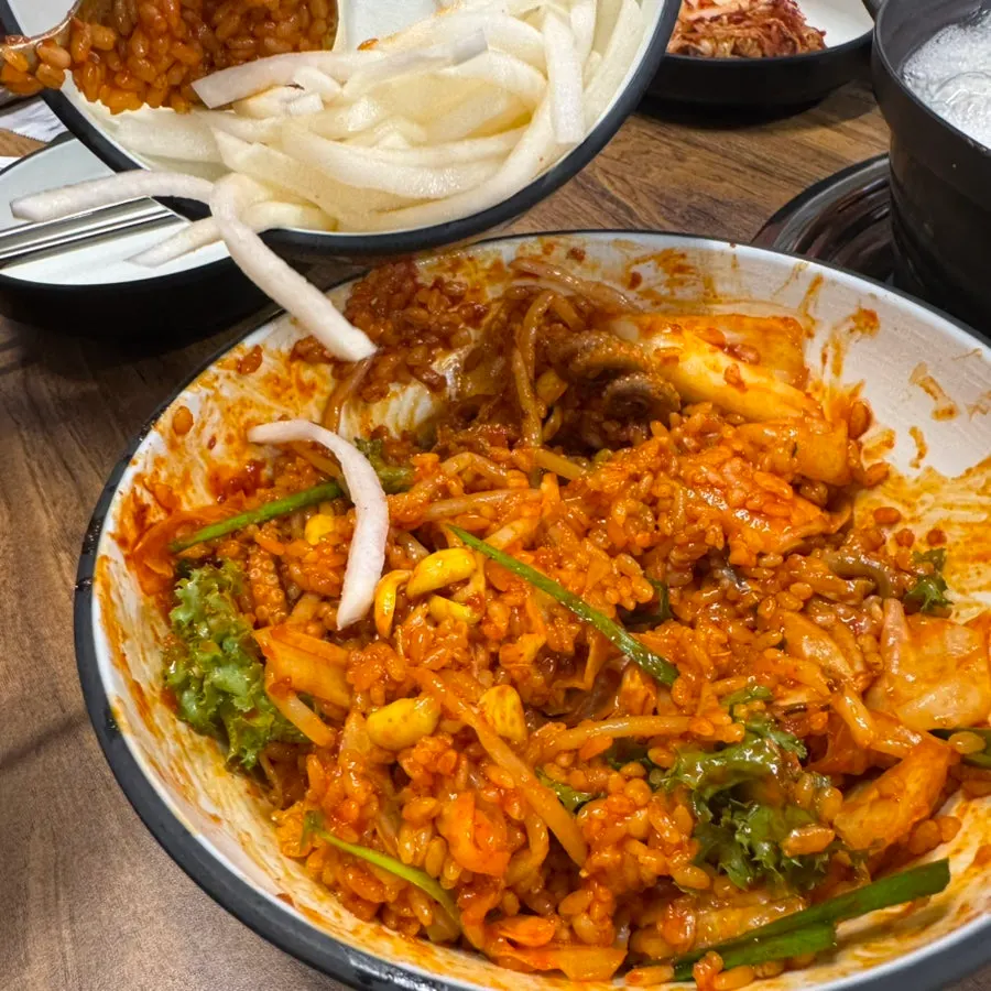 부드러운 쭈꾸미 살을 집어든 모습