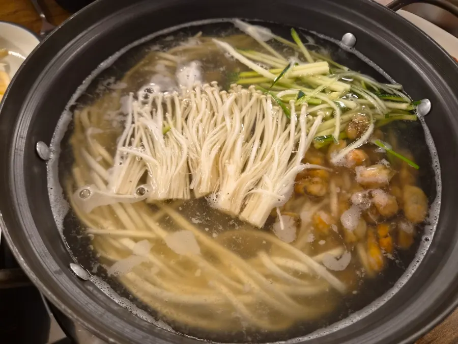Cover image of Yubok Kalguksu Yongin Korean Folk Village Branch