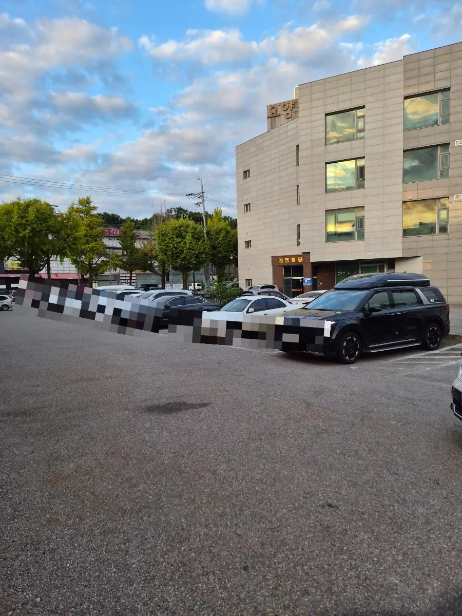 Parking space in front of Yubok Kalguksu