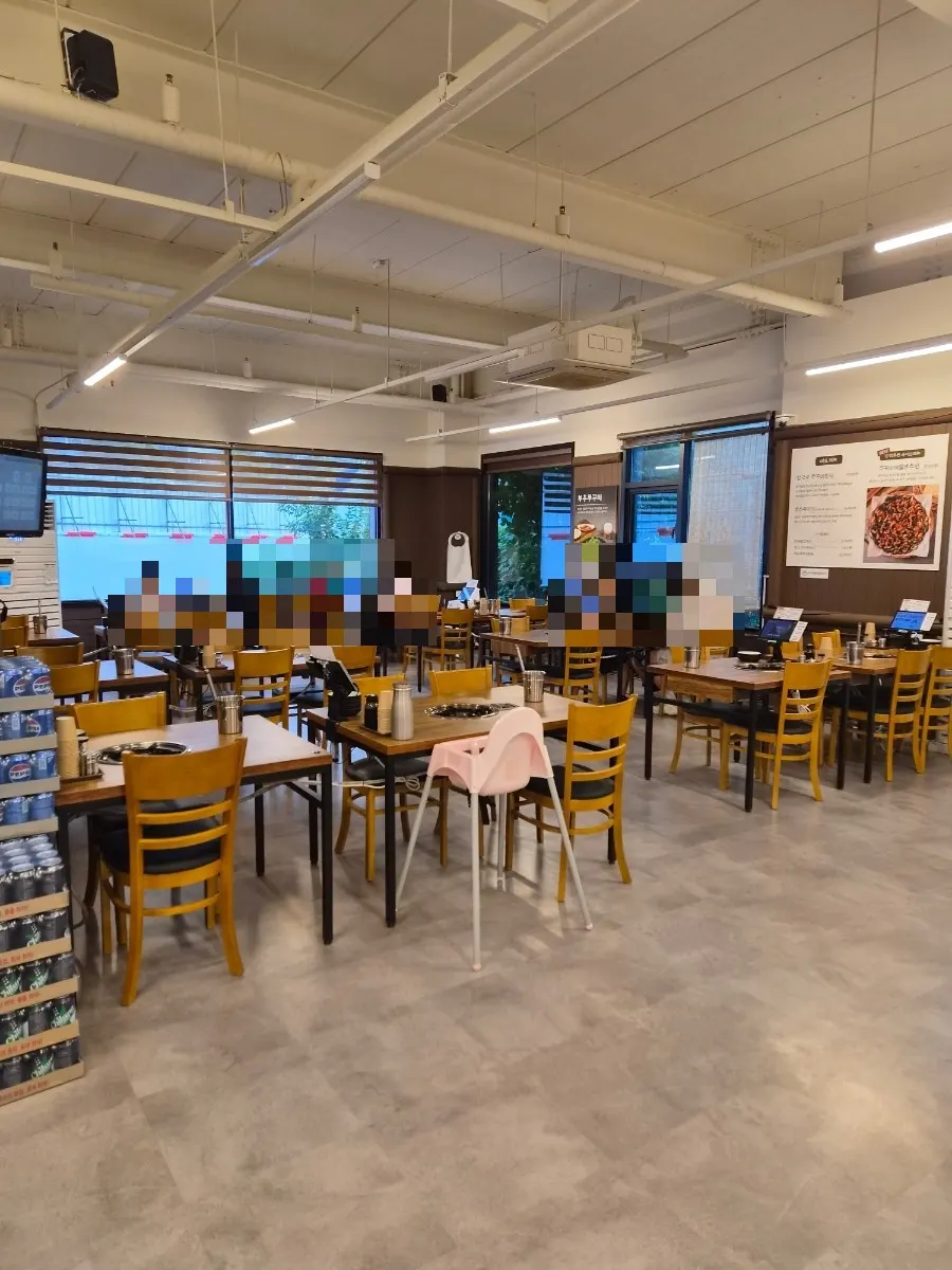 Spacious, pleasant seating inside Yubok Kalguksu