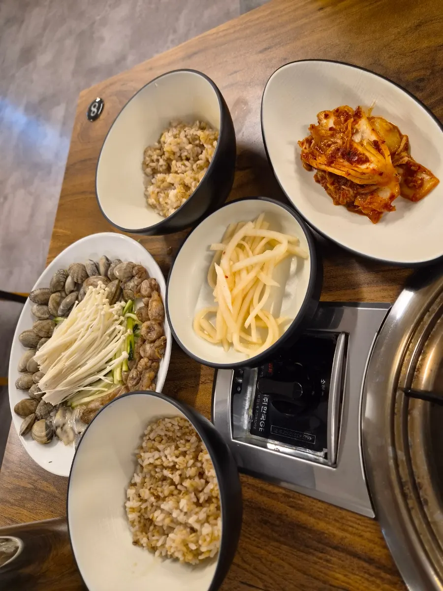 Self-serve side dish corner