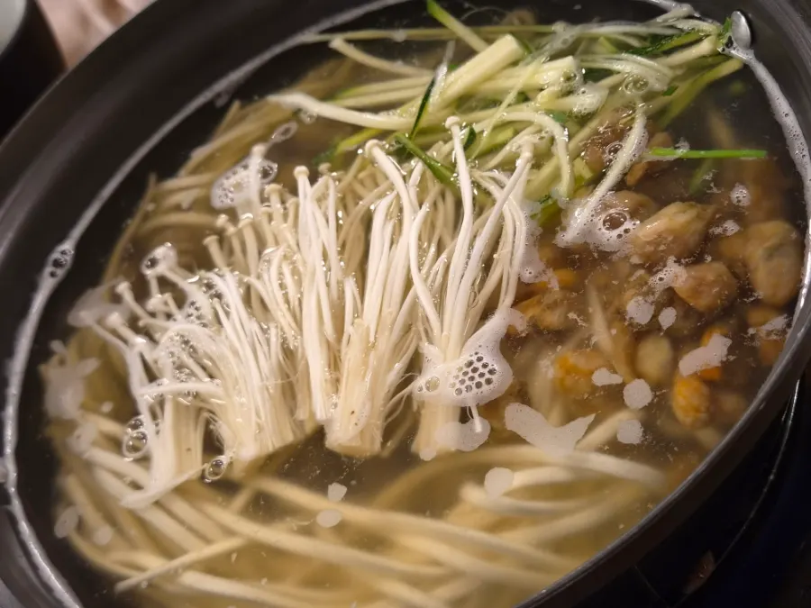 Pot of pufferfish-broth kalguksu with live clams and omandungi