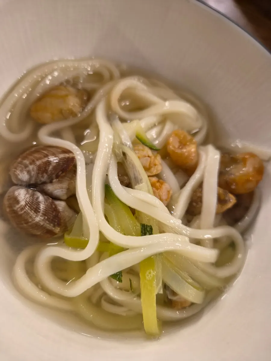 Pufferfish seafood kalguksu boiled with hourglass timing