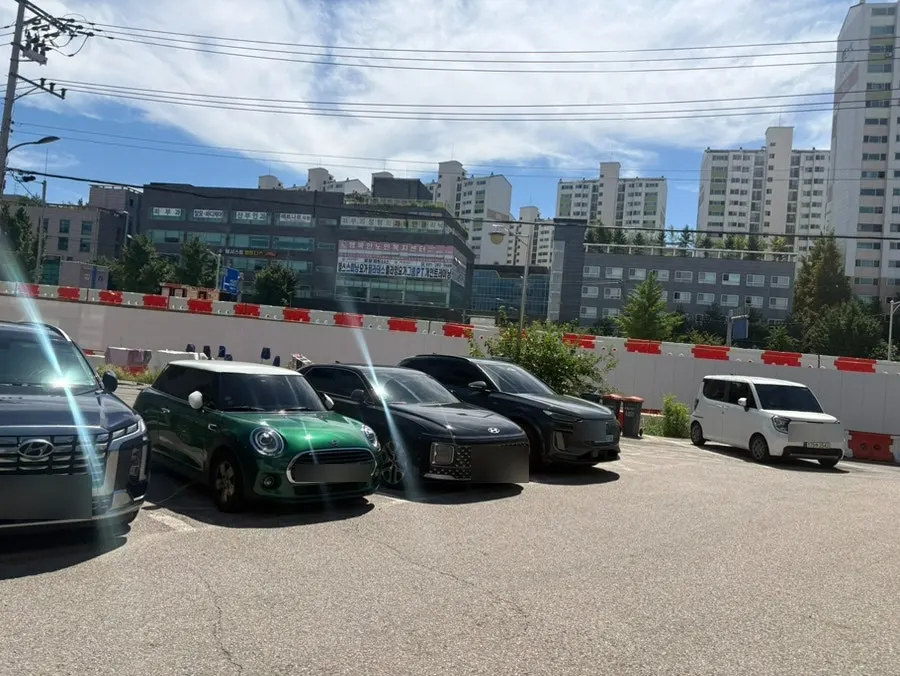 Parking lot in front of the restaurant