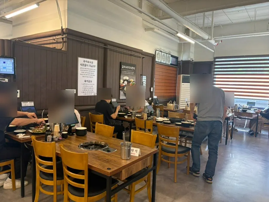 Interior dining hall of Yubok Kalguksu