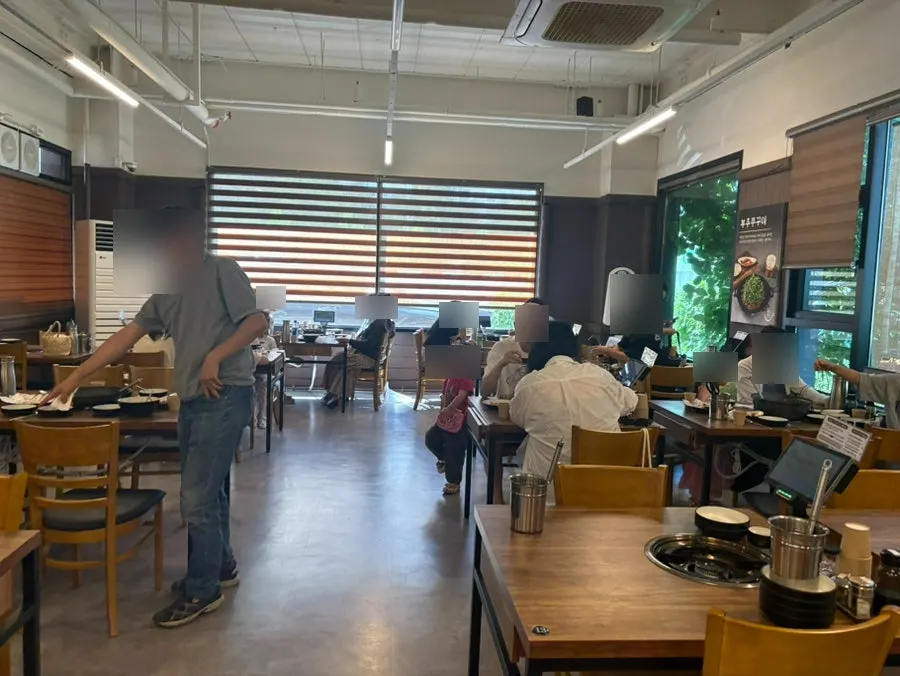 Dining room with Saturday lunch customers
