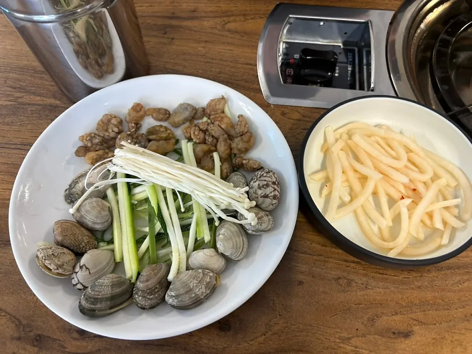 Seafood and radish salad for the kalguksu