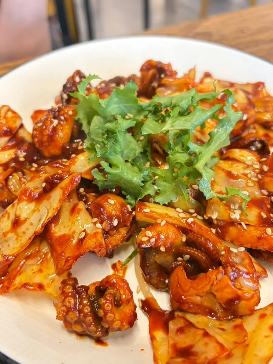 정식에 함께 나온 보리밥과 쭈꾸미볶음 상차림