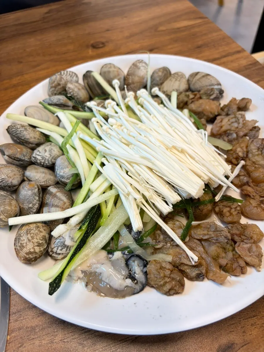 끓기 전 상태로 나온 복해물칼국수
