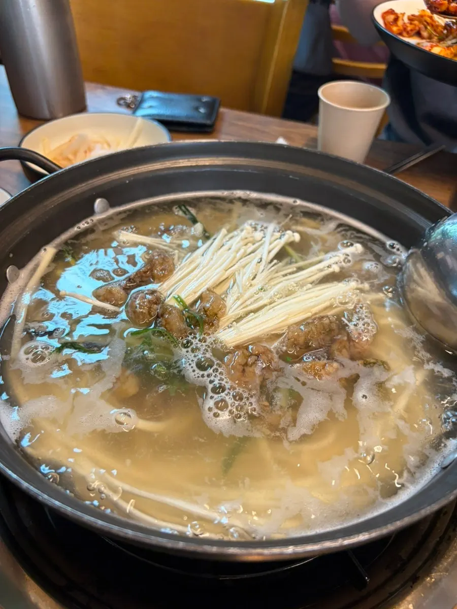 바지락과 오만둥이가 올라간 칼국수 냄비