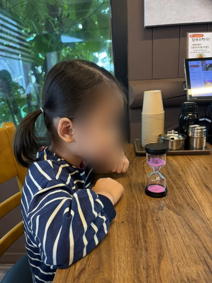 테이블에 놓인 3분 모래시계
