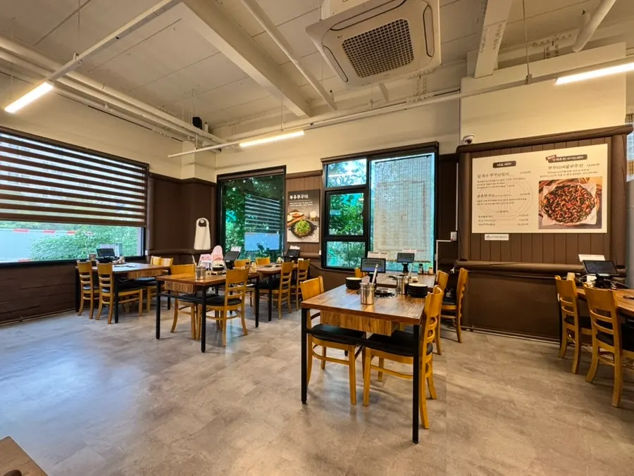 Seating inside Yubok Kalguksu Yongin Korean Folk Village Branch