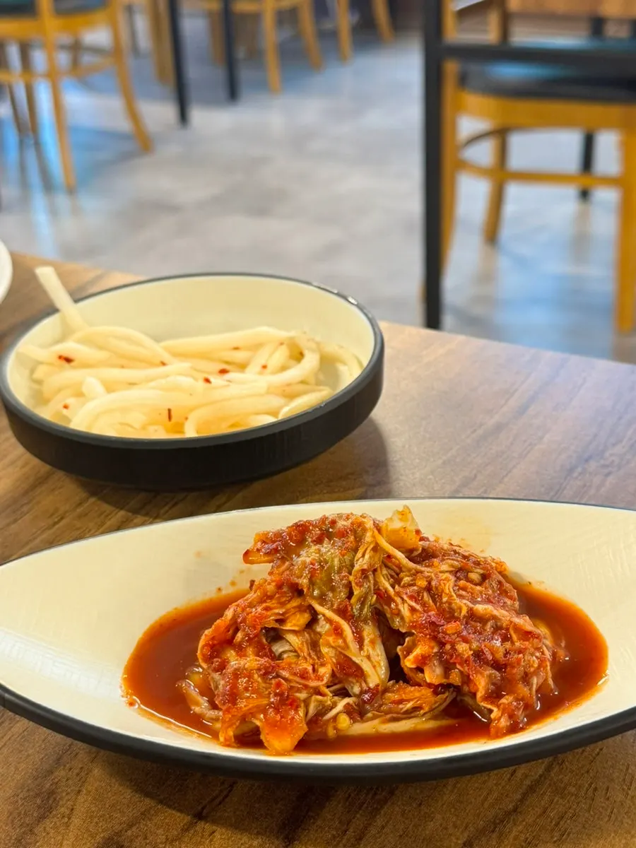 Rainy-day kalguksu near Korean Folk Village in Yongin, with jjukkumi seafood chive pancake and 3-minute hourglass Yubok Kalguksu
