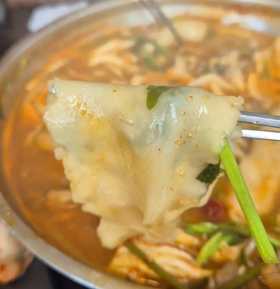 Flat kalguksu with meat and vegetables