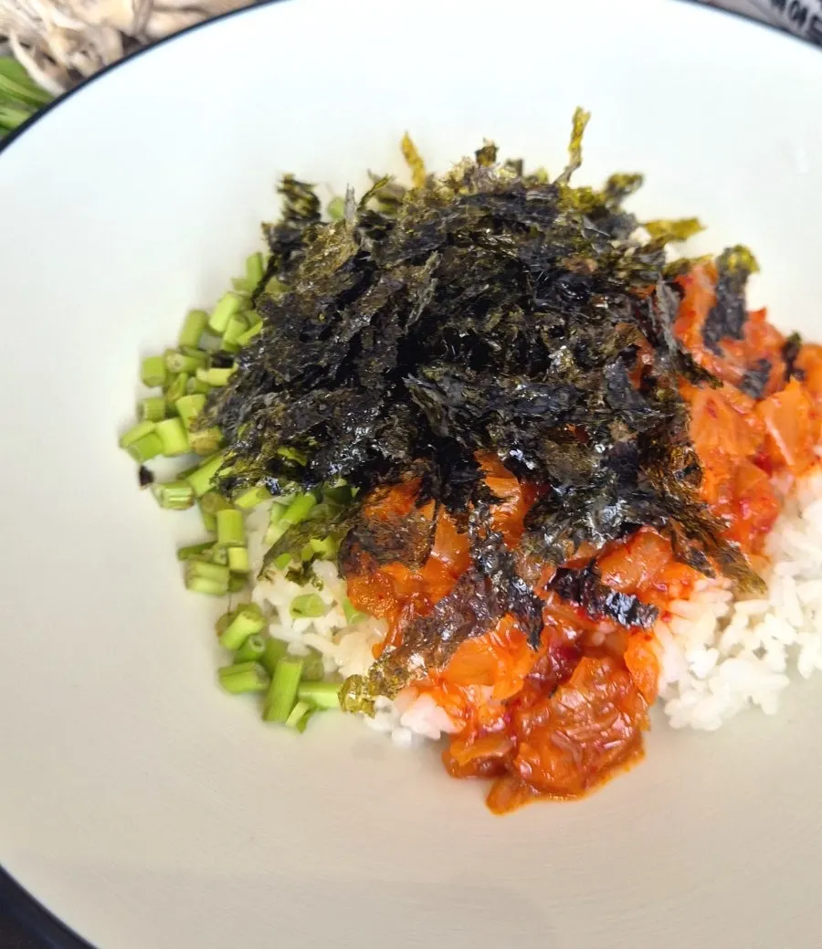 Finishing fried rice topped with minari