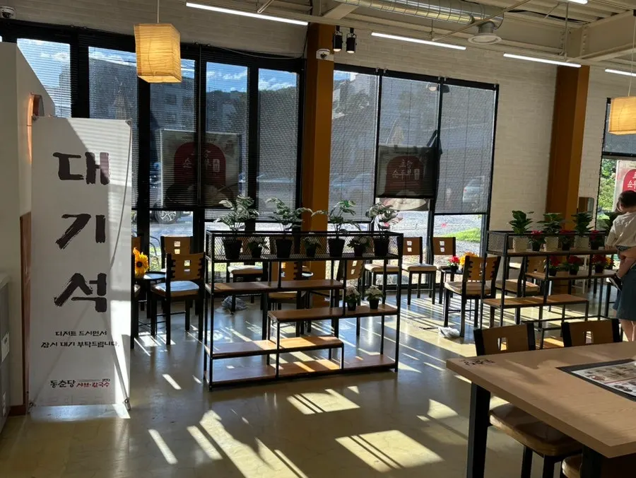 Spacious, bright restaurant with high chairs