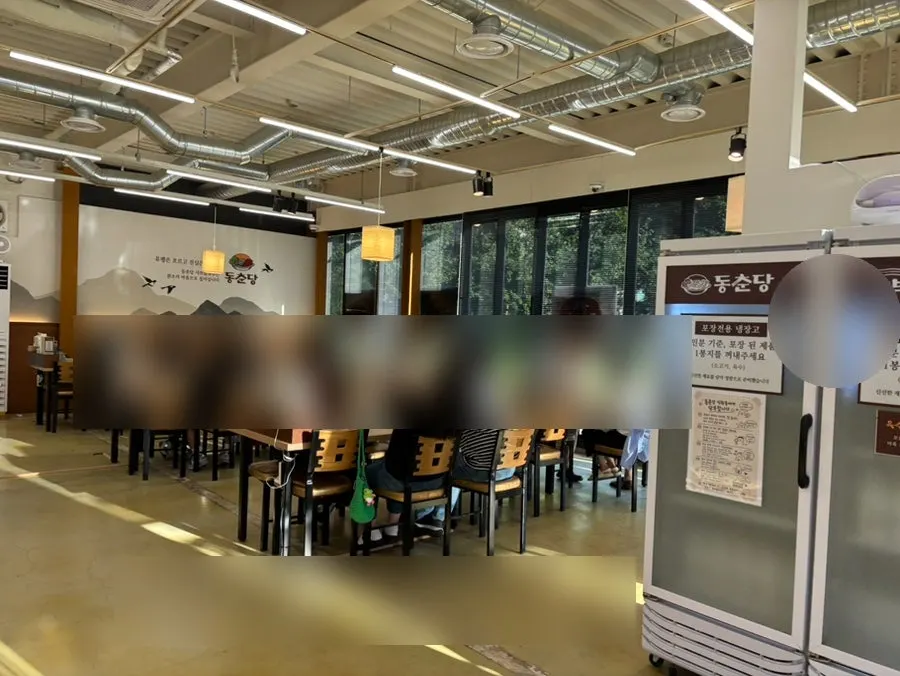 Spacious, bright restaurant with high chairs