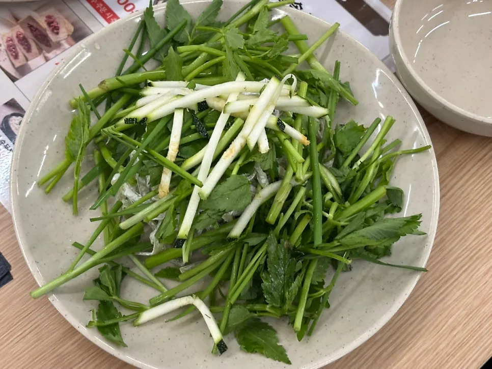 Generous portion of shabu-kalguksu meat