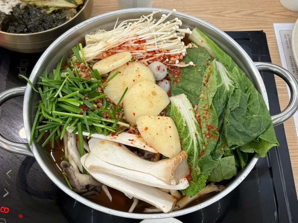 Mugwort kalguksu noodles, vegetables, and fried rice