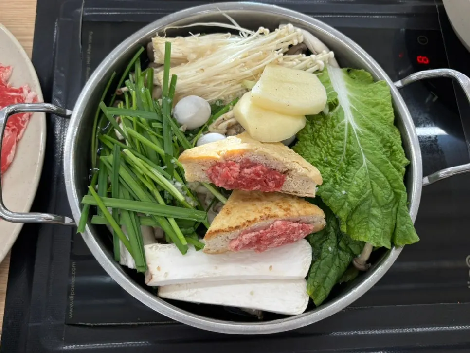 Shabu-kalguksu with spicy broth