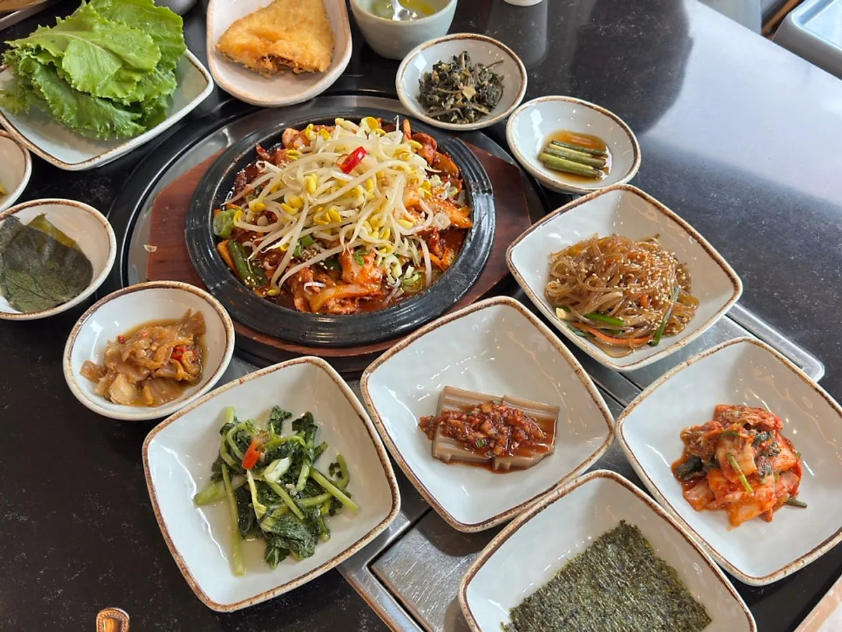 Sotbap and side dishes served at Sotbap Hansang
