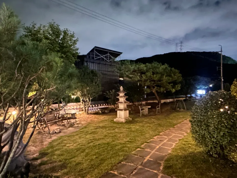 솥밥한상 입구 앞 넓은 정원 전경