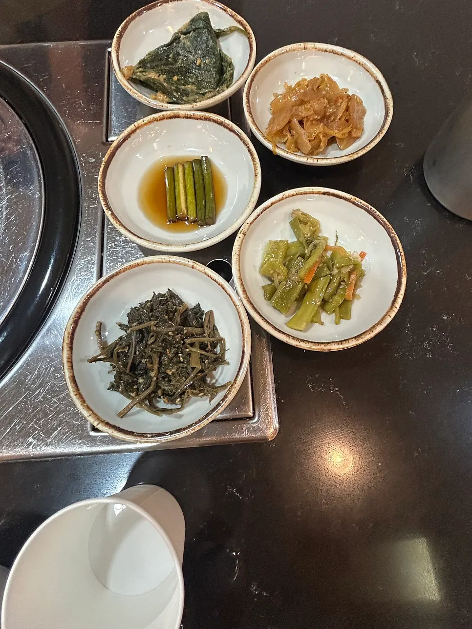 기본 찬으로 나온 나물 접시