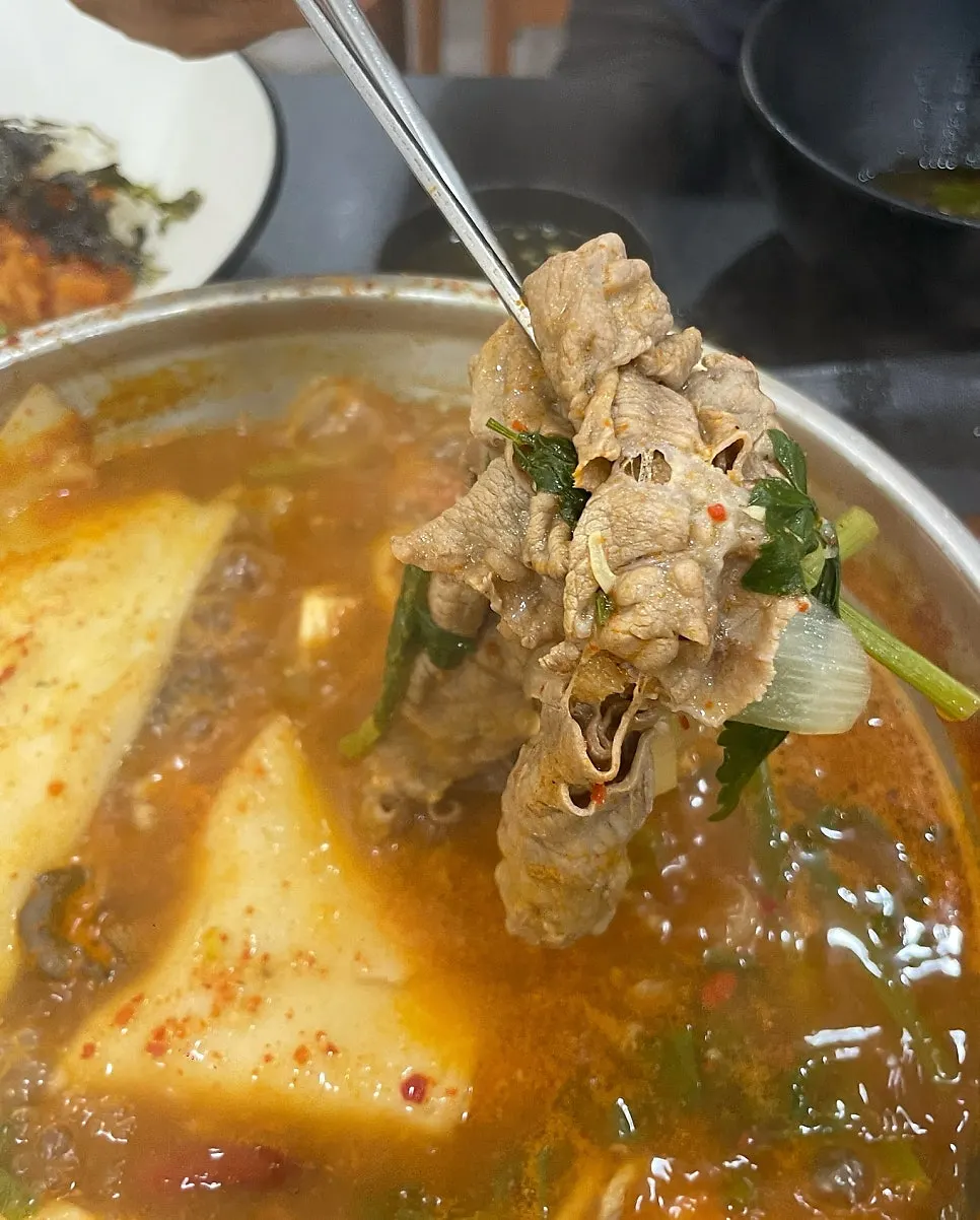 Flat kalguksu becoming soft in the broth