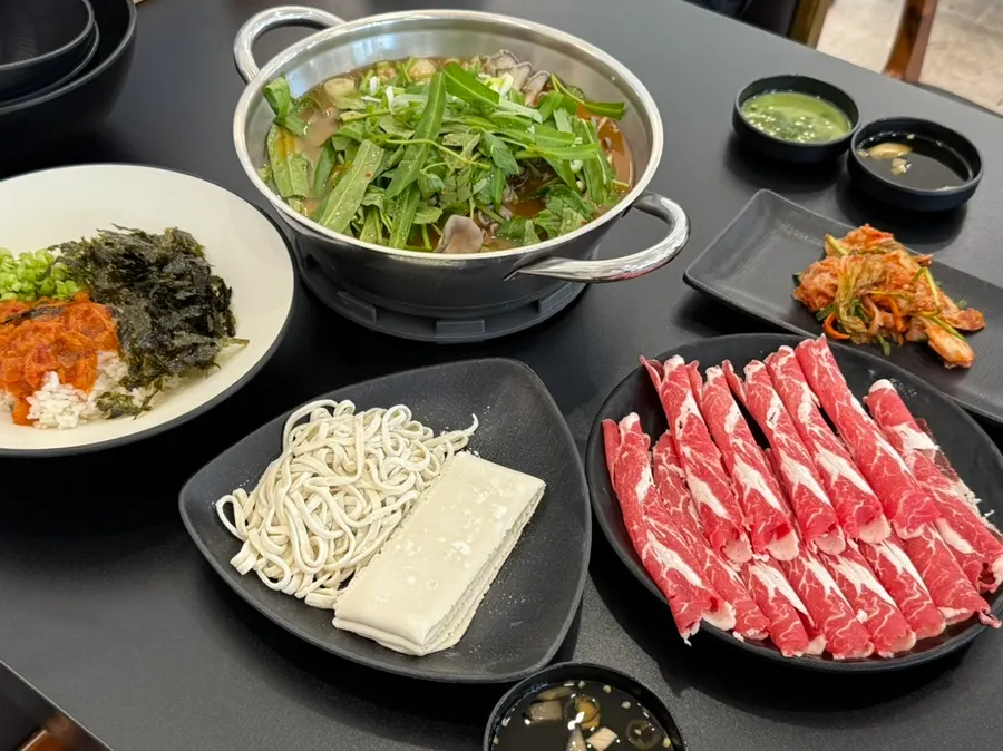 Yun Ujae Shabu Kalguksu in Yongin, with a spacious waiting lounge and seafood pajeon