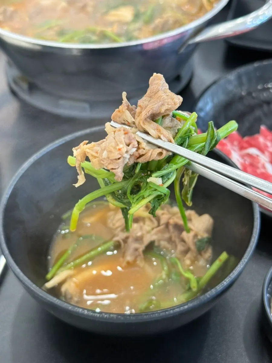Yun Ujae Shabu Kalguksu in Yongin, with a spacious waiting lounge and seafood pajeon