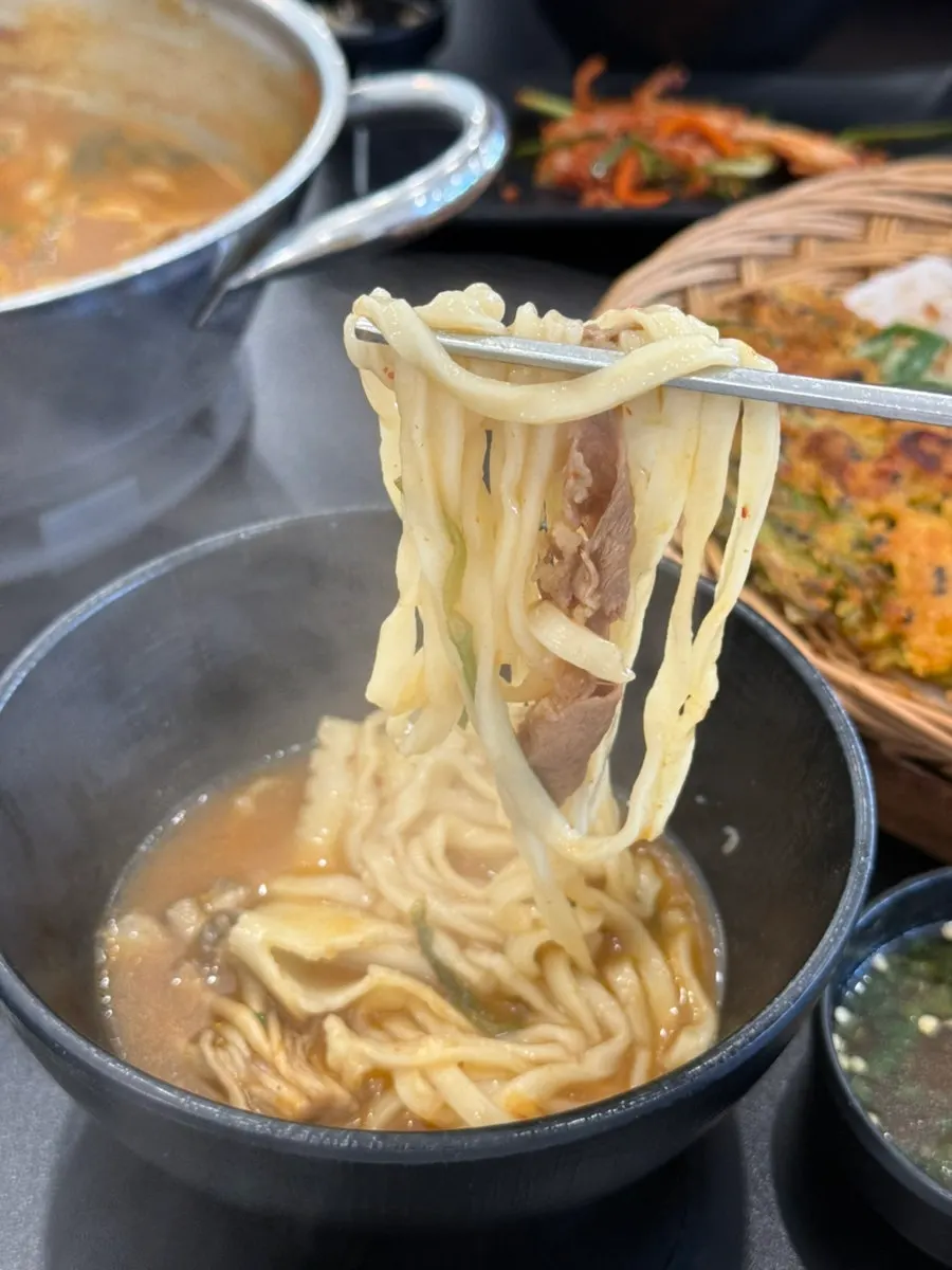 Yun Ujae Shabu Kalguksu in Yongin, with a spacious waiting lounge and seafood pajeon
