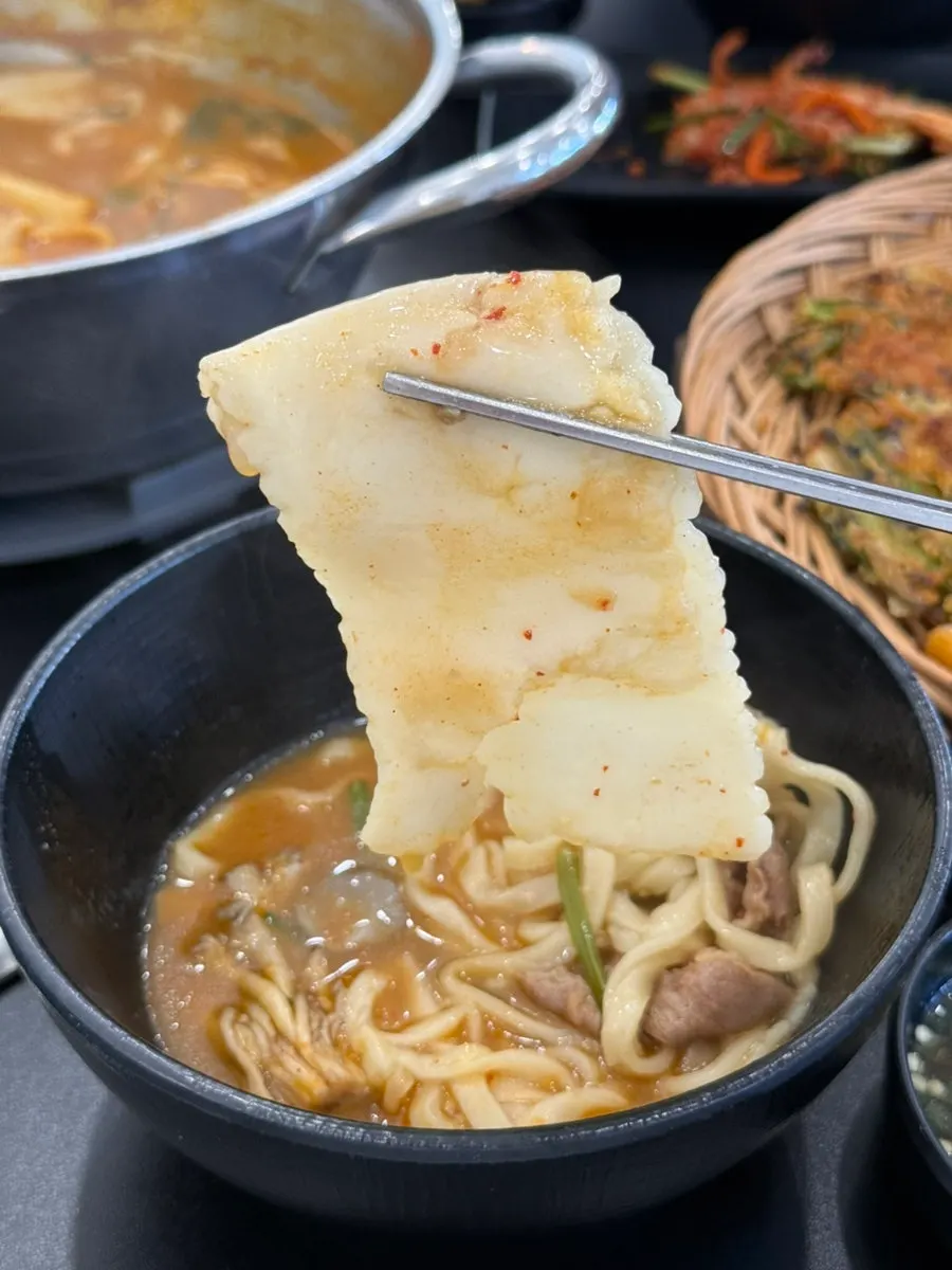 Yun Ujae Shabu Kalguksu in Yongin, with a spacious waiting lounge and seafood pajeon