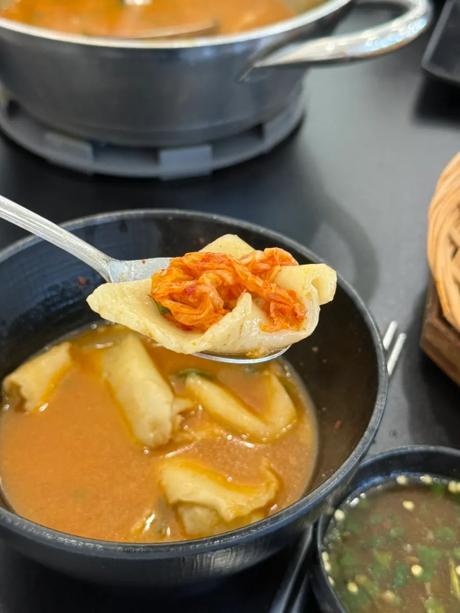 Yun Ujae Shabu Kalguksu in Yongin, with a spacious waiting lounge and seafood pajeon