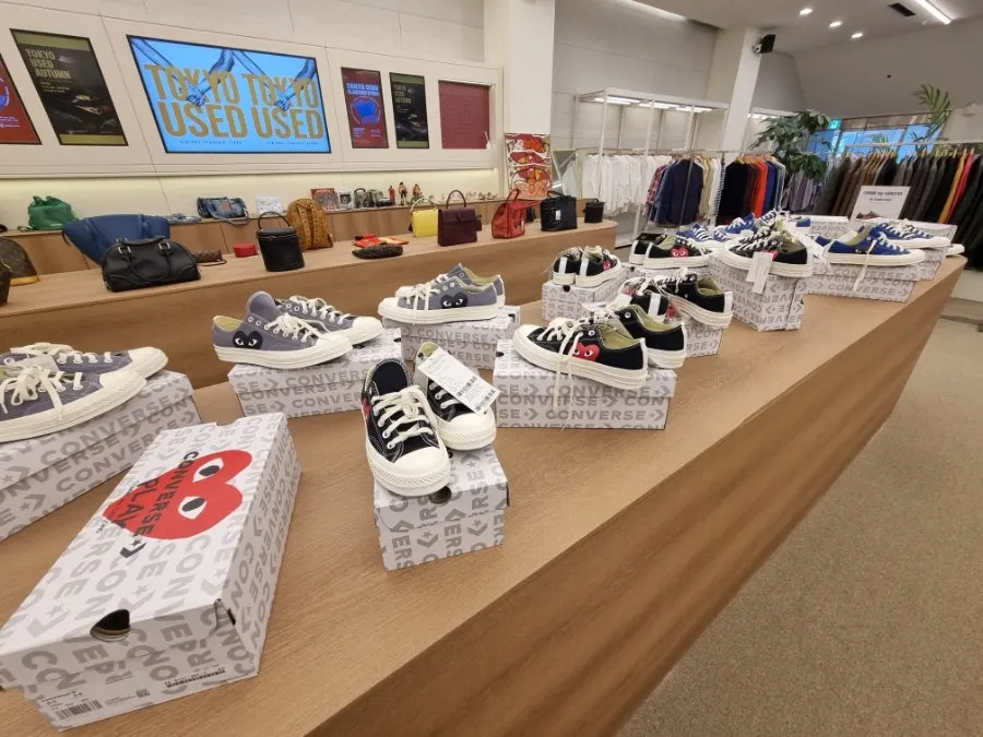 Showcase display of brand bags