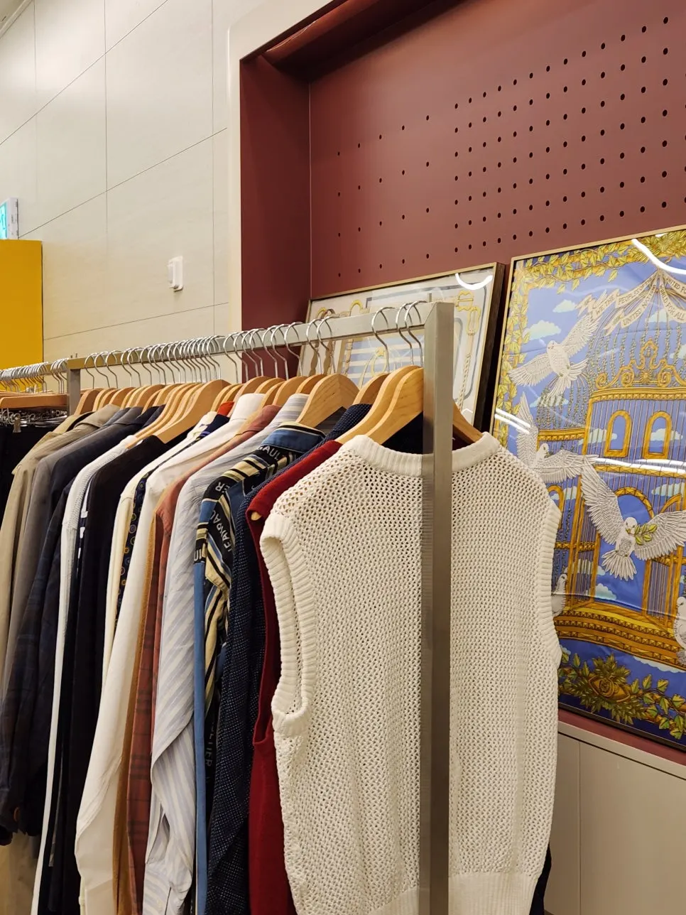 깔끔하게 정돈된 빈티지 의류 행거