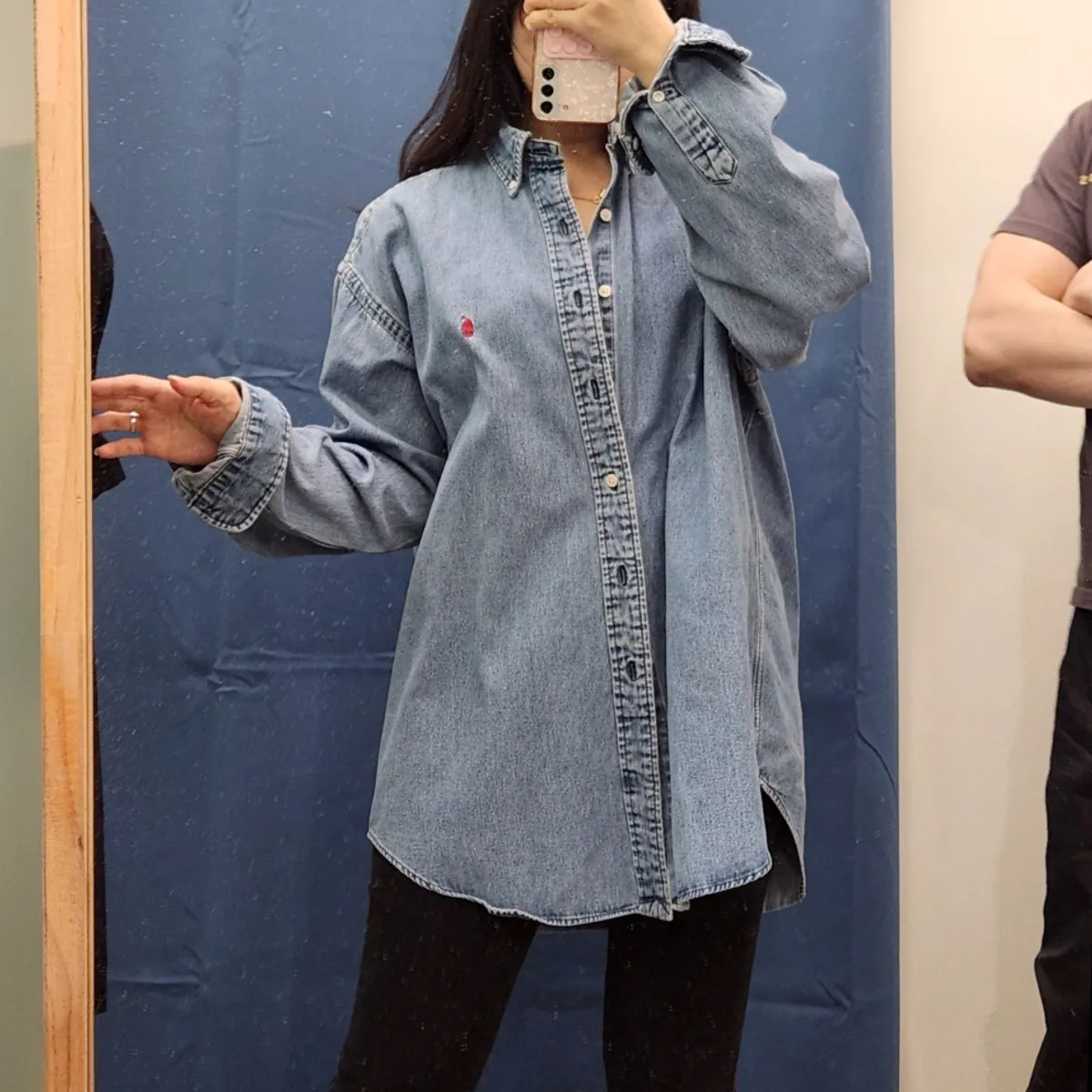 고른 폴로 청셔츠를 입어보는 모습