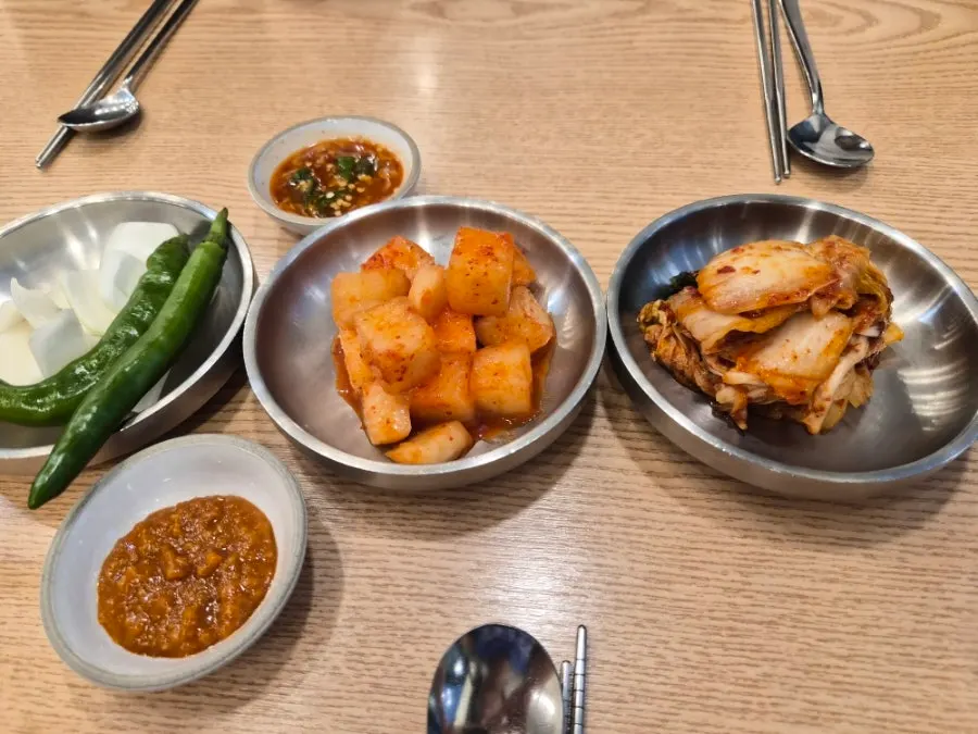 순대국 식사 밑반찬 상차림