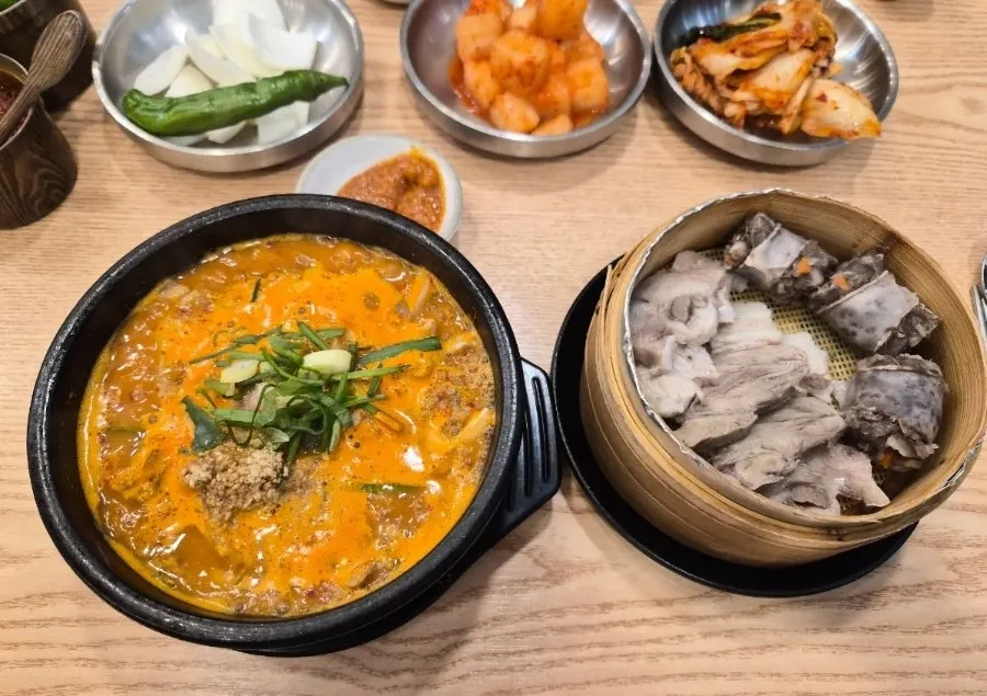 푸짐한 얼큰순대국 정식