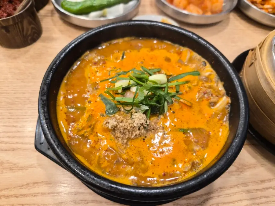 얼큰한 국물의 순대국 정식