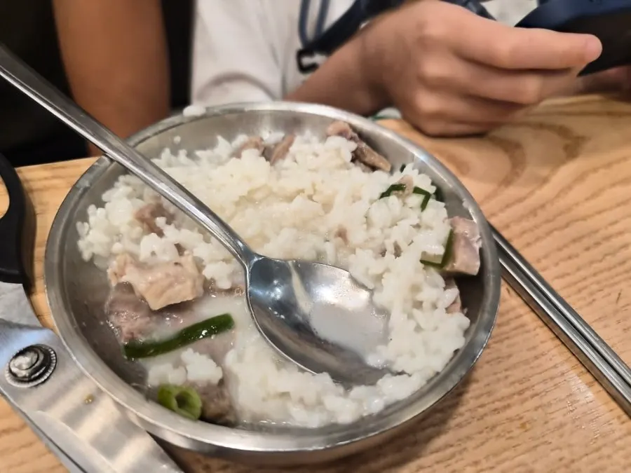 내용물이 실한 돼지국밥