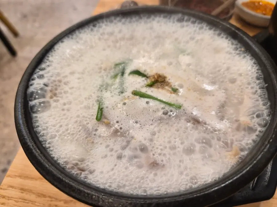 들깨가루를 곁들인 순대국