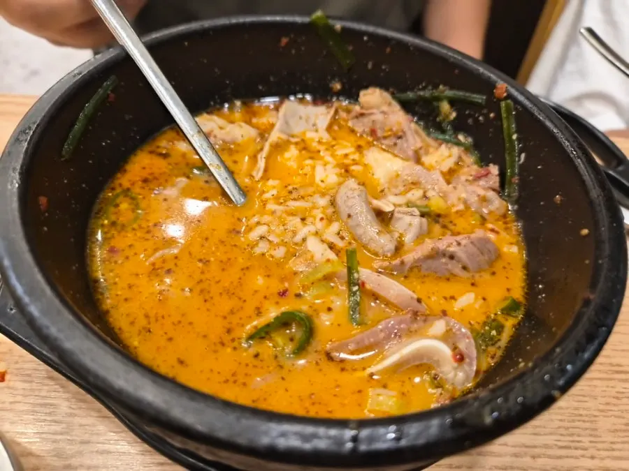 다대기를 넣어 매콤하게 먹는 순대국