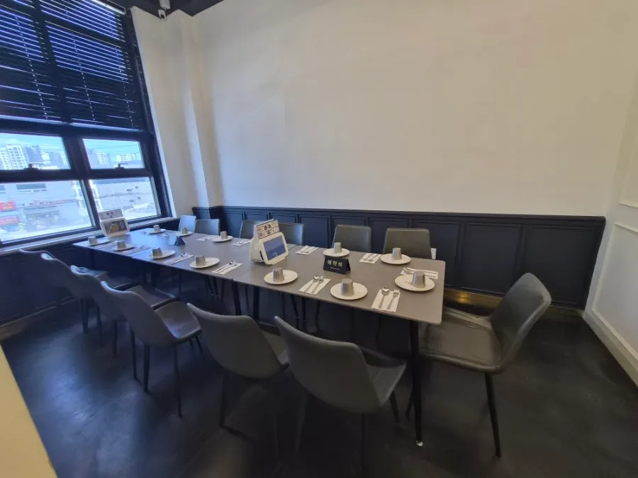 룸처럼 꾸며진 12인 단체석