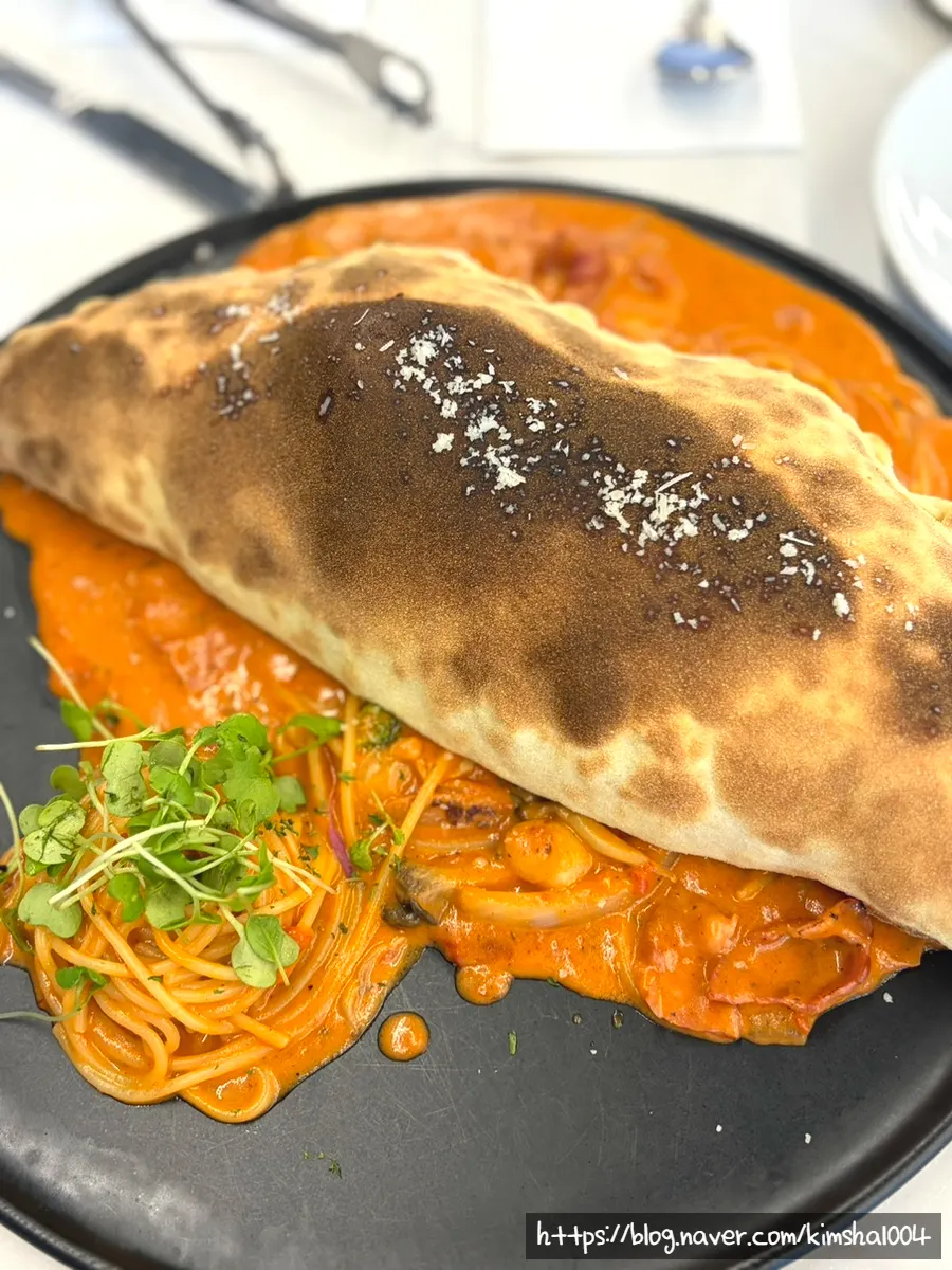 로제 베이컨 칼조네 한 접시