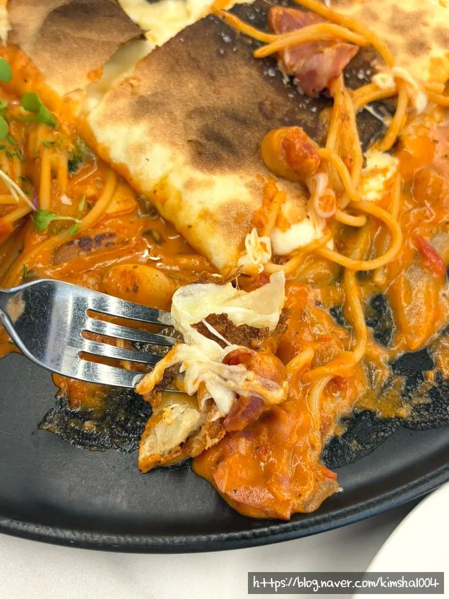 잘라놓은 칼조네 단면