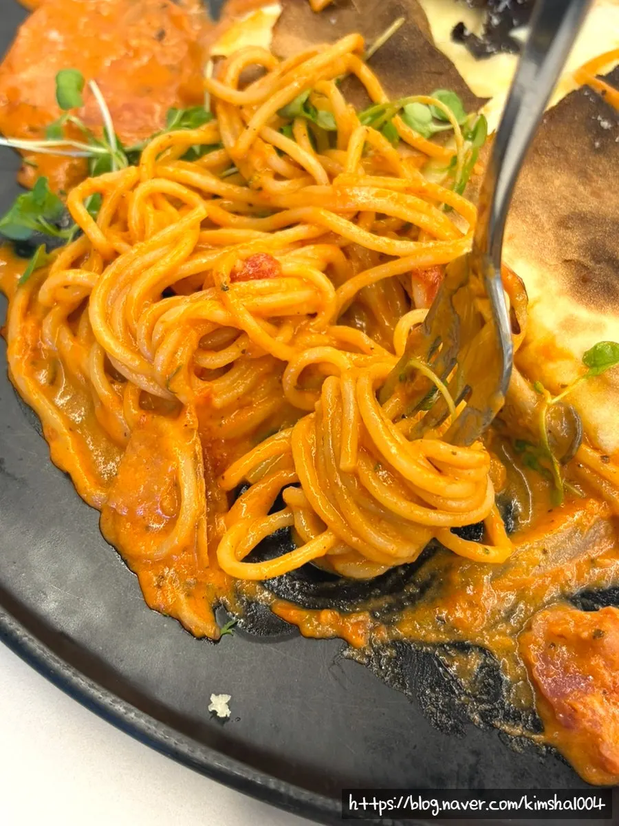 로제 소스에 찍은 칼조네 한 조각