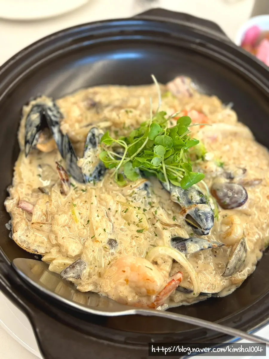 포크에 돌돌 만 로제 파스타