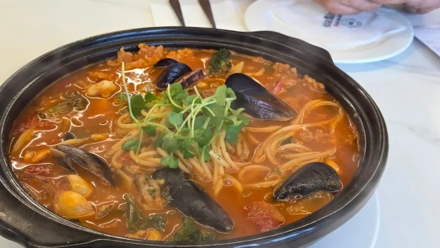土鍋に入って出てきた解酲パスタ ペシェ