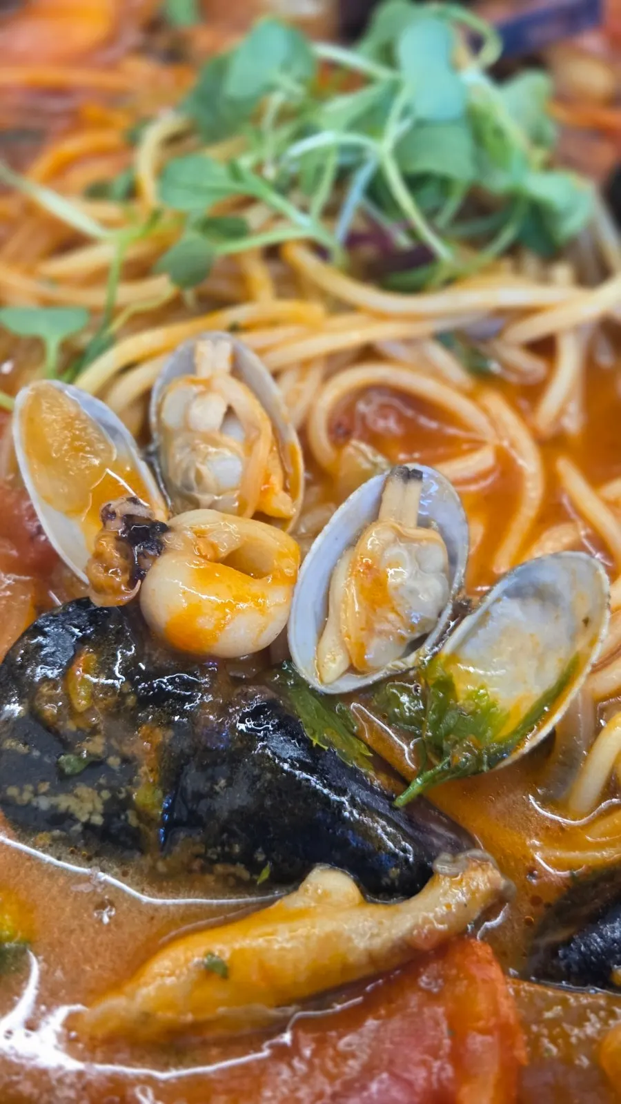 とろみのあるトマトスープの海鮮パスタ