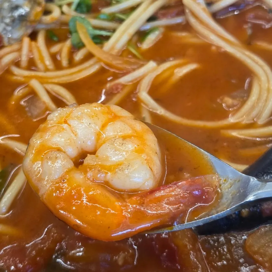 スプーンですくうおこげ入りパスタスープ